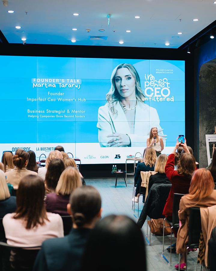 Martina Tararuj na scenie podczas Founder's Talk, Imperfect CEO Talks Unfiltered