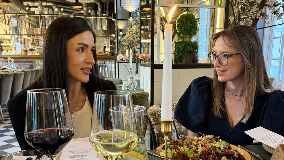Two women talking over dinner at an Imperfect CEO evening