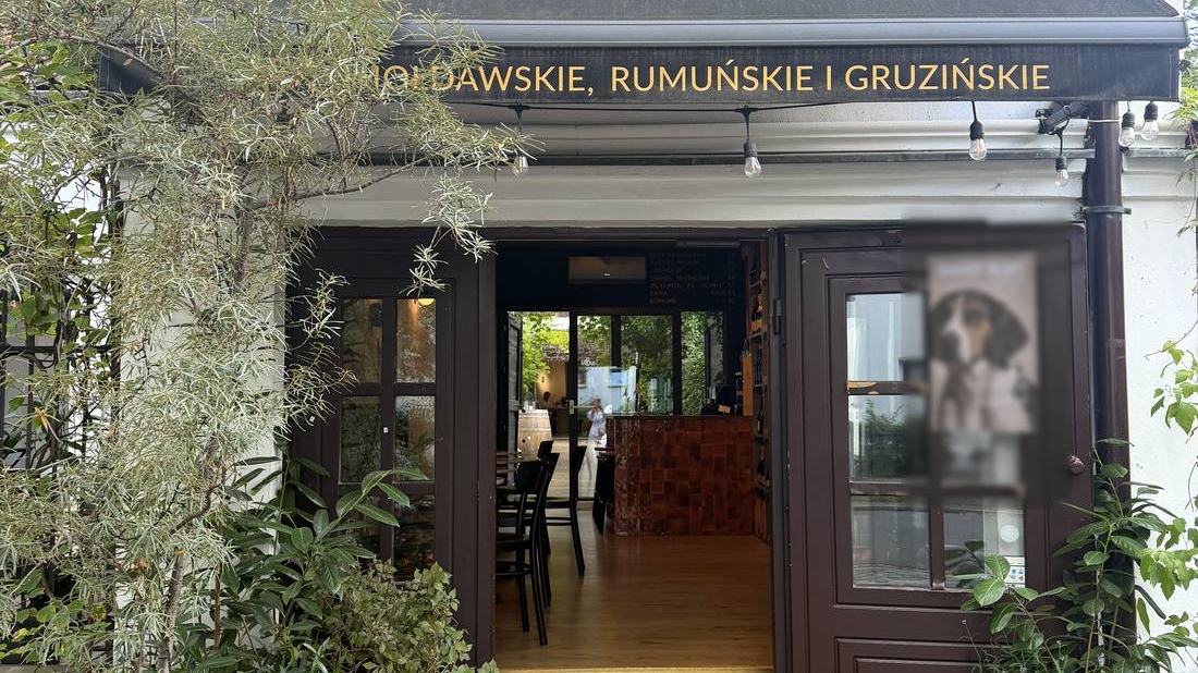 Wejście do Winnic Mołdawii na Żoliborzu, miejsca Wine & Chat Imperfect CEO