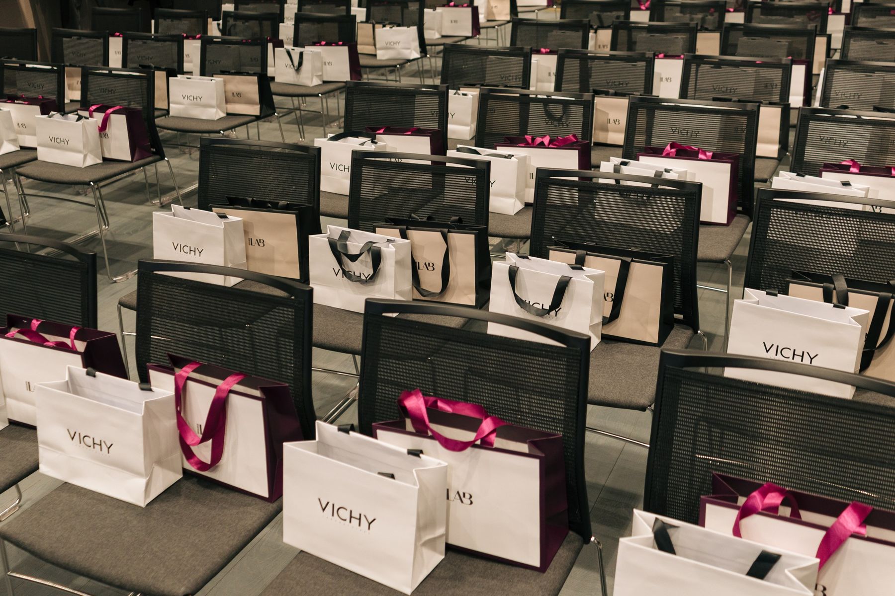 Goodie bagi Vichy i BasicLab na krzesłach przed Imperfect CEO Talks